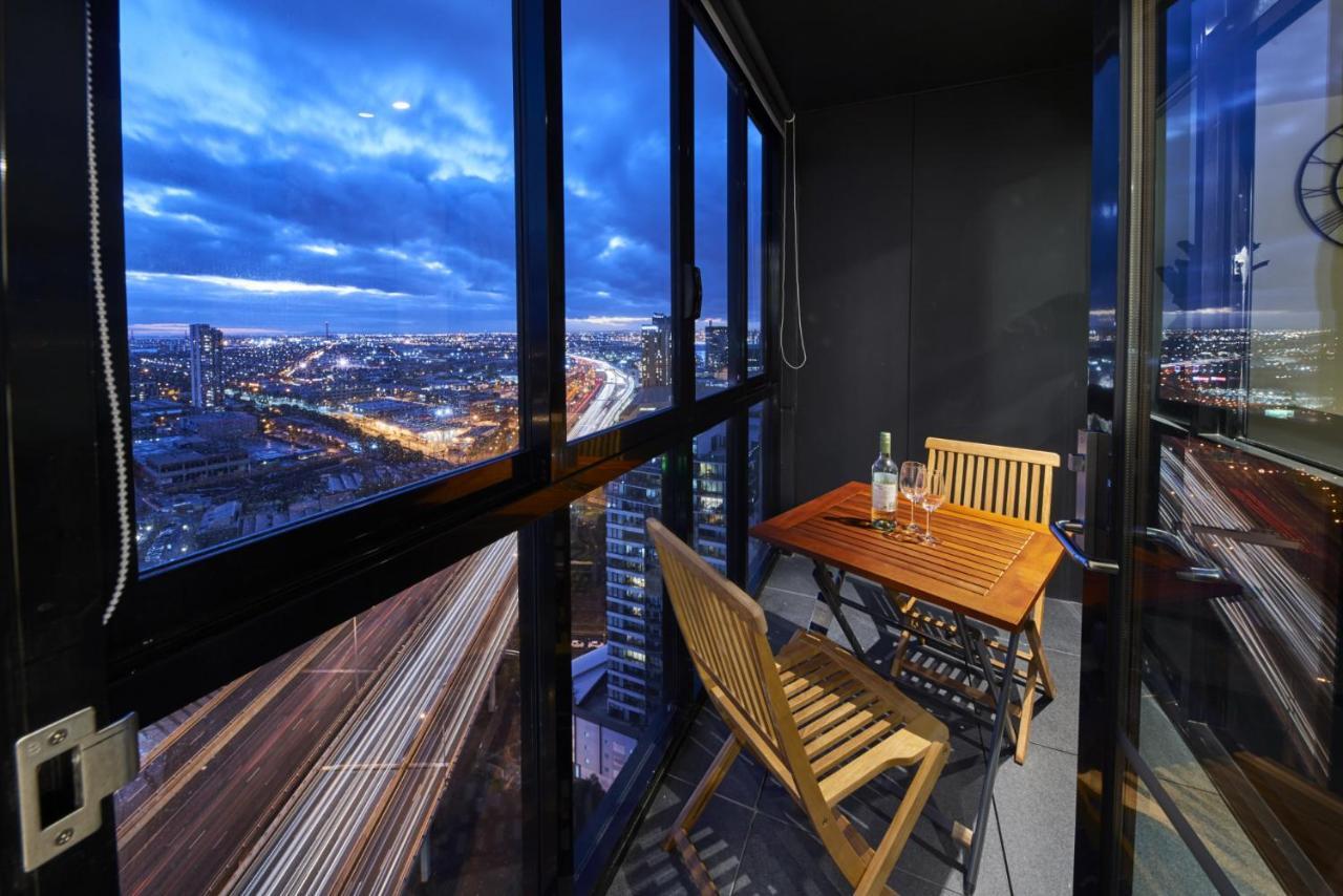 Mega Style Apartments The International เมลเบิร์น ภายนอก รูปภาพ